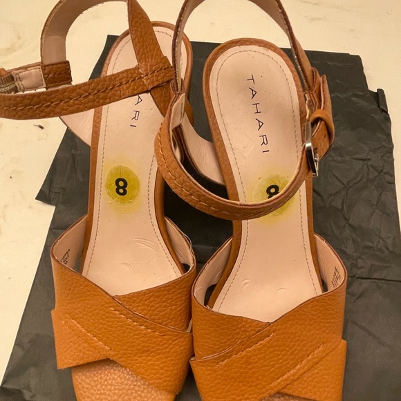 Beautiful Tahari block heel tan sandals won once size 8 - Picture 2 of 5